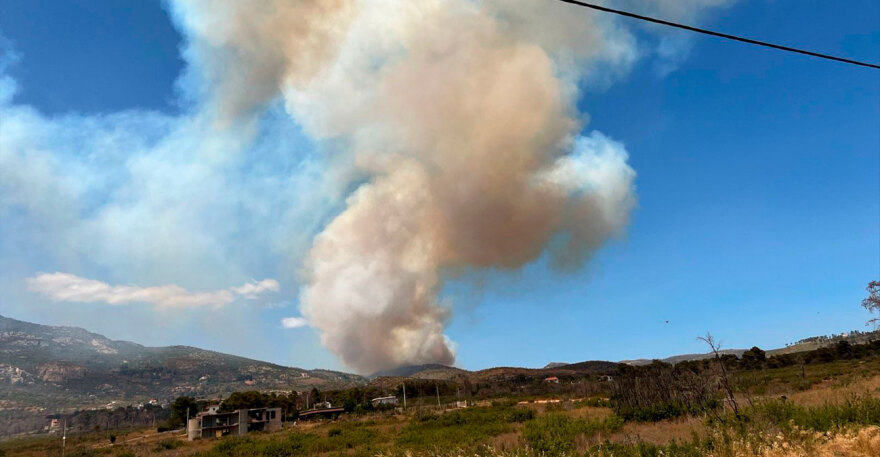 Φωτιά στην Πάρνηθα: Από έκρηξη ξεκίνησε το πύρινο μέτωπο στην Πάρνηθα λένε αυτόπτες μάρτυρες - Ενισχύθηκαν οι πυροσβεστικές δυνάμεις
