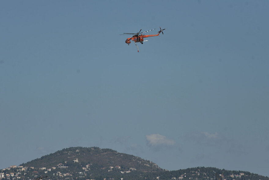 Φωτιά στην Πάρνηθα: Από έκρηξη ξεκίνησε το πύρινο μέτωπο στην Πάρνηθα λένε αυτόπτες μάρτυρες - Ενισχύθηκαν οι πυροσβεστικές δυνάμεις