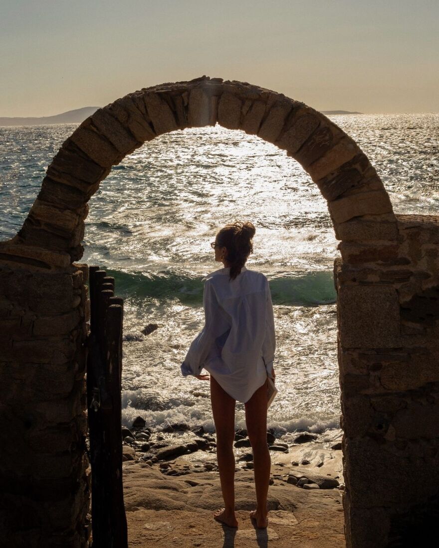 Ιζαμπέλ Γκουλάρτ: Απολαμβάνει τις διακοπές της στη Μύκονο