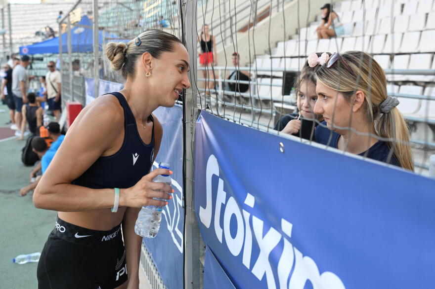 Φοβερή Ζενέγια στον Βόλο - Με μεγάλο πανελλήνιο ρεκόρ κέρδισε την Γναφάκη και πήρε το χρυσό στα 400 μ. με εμπόδια - Βίντεο 