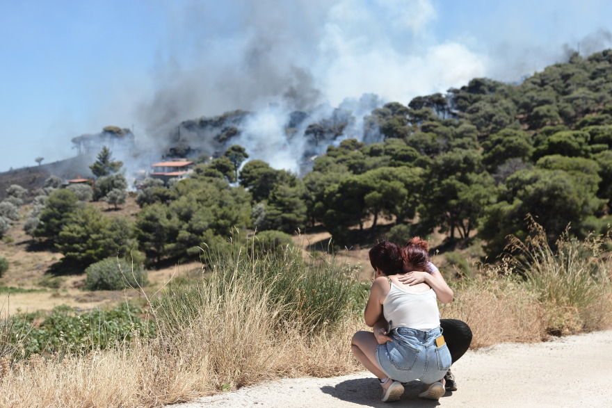 Μεγάλη φωτιά στην Κερατέα - Eκκενώθηκαν 6 οικισμοί, ισχυροί άνεμοι - Δείτε βίντεο