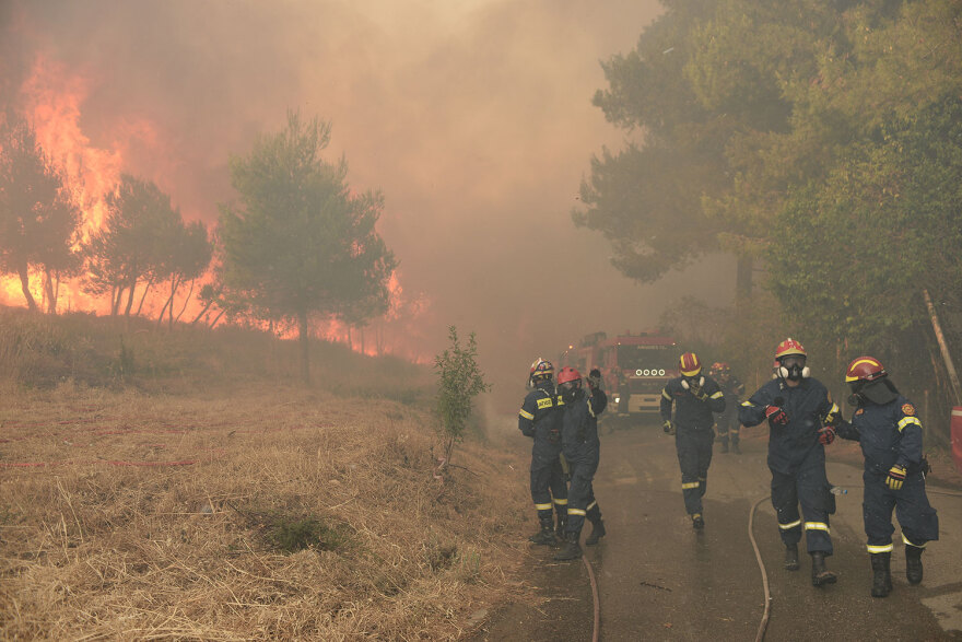Προς οριοθέτηση η φωτιά στη Σταμάτα - Νεκρός από ανακοπή 45χρονος, εκκενώθηκαν Αμυγδαλέζα, Γαλήνη και Ροδόπολη