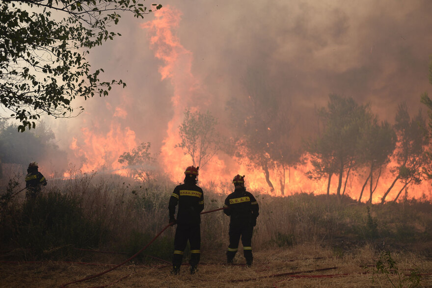 Προς οριοθέτηση η φωτιά στη Σταμάτα - Νεκρός από ανακοπή 45χρονος, εκκενώθηκαν Αμυγδαλέζα, Γαλήνη και Ροδόπολη