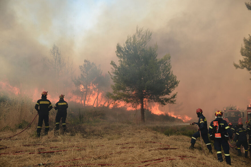 Προς οριοθέτηση η φωτιά στη Σταμάτα - Νεκρός από ανακοπή 45χρονος, εκκενώθηκαν Αμυγδαλέζα, Γαλήνη και Ροδόπολη