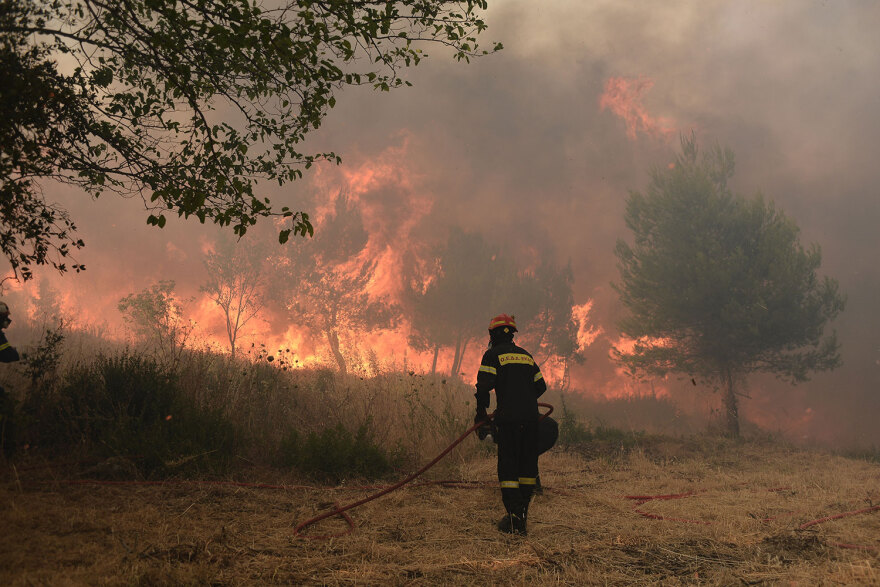 Προς οριοθέτηση η φωτιά στη Σταμάτα - Νεκρός από ανακοπή 45χρονος, εκκενώθηκαν Αμυγδαλέζα, Γαλήνη και Ροδόπολη