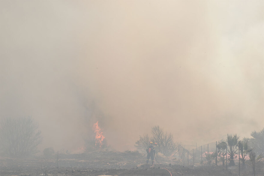 Μεγάλη φωτιά στην Κερατέα - Eκκενώθηκαν 6 οικισμοί, ισχυροί άνεμοι - Δείτε βίντεο
