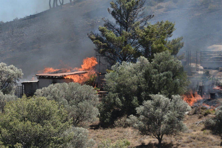 Μεγάλη φωτιά στην Κερατέα - Eκκενώθηκαν 6 οικισμοί, ισχυροί άνεμοι - Δείτε βίντεο