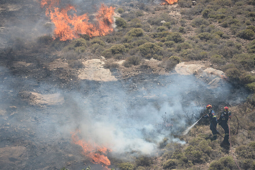 Μεγάλη φωτιά στην Κερατέα - Eκκενώθηκαν 6 οικισμοί, ισχυροί άνεμοι - Δείτε βίντεο