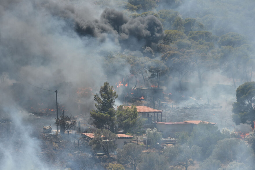 Μεγάλη φωτιά στην Κερατέα - Eκκενώθηκαν 6 οικισμοί, ισχυροί άνεμοι - Δείτε βίντεο