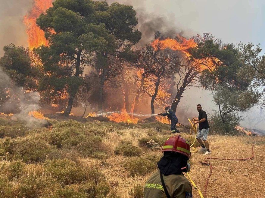 Μεγάλη φωτιά στην Κερατέα - Eκκενώθηκαν 6 οικισμοί, ισχυροί άνεμοι - Δείτε βίντεο