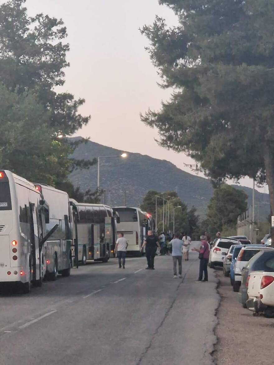 Εκκενώνεται η δομή μεταναστών στη Ριτσώνα - Καλύτερη εικόνα παρουσιάζει το μέτωπο της φωτιάς