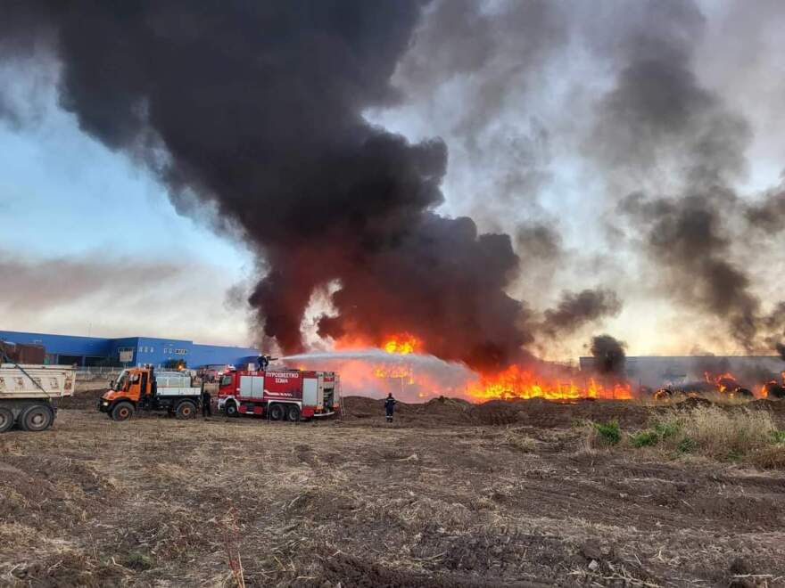 Εκκενώνεται η δομή μεταναστών στη Ριτσώνα - Καλύτερη εικόνα παρουσιάζει το μέτωπο της φωτιάς