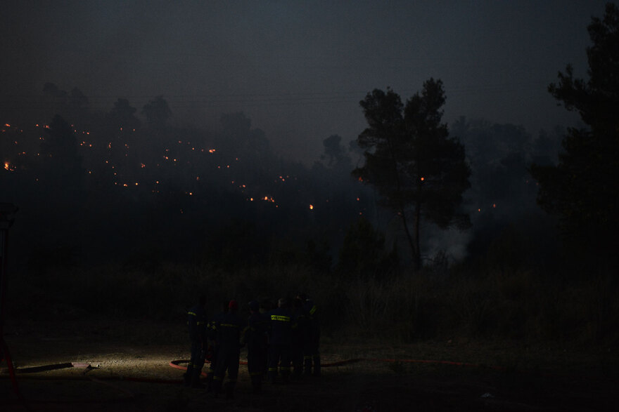 Φωτιές: Χωρίς ενεργό μέτωπο στη Σταμάτα, διάσπαρτες εστίες στην Κερατέα