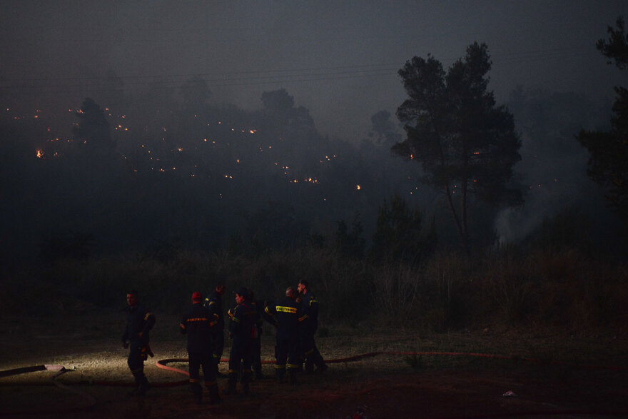 Φωτιές: Χωρίς ενεργό μέτωπο στη Σταμάτα, διάσπαρτες εστίες στην Κερατέα