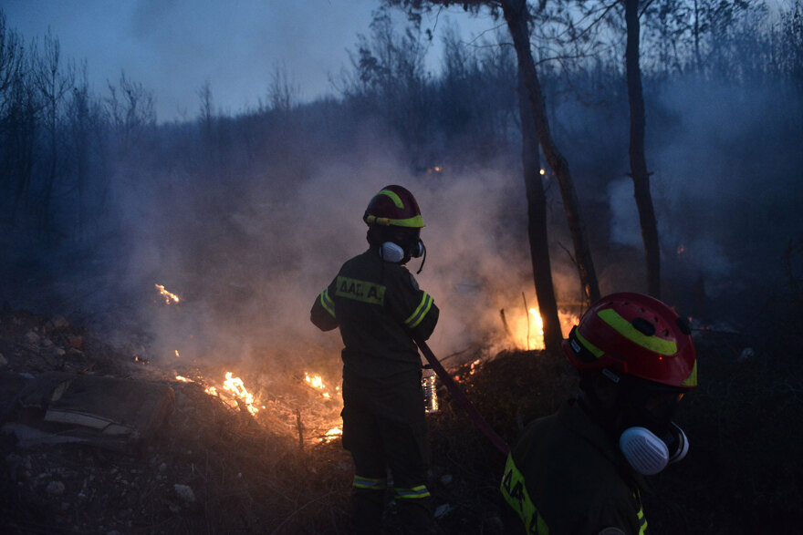 Φωτιές: Χωρίς ενεργό μέτωπο στη Σταμάτα, διάσπαρτες εστίες στην Κερατέα