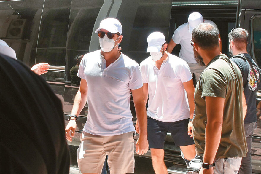 Τα μυστήρια της Yδρας: KGB, πετρέλαια και κροτίδες στην παραλία