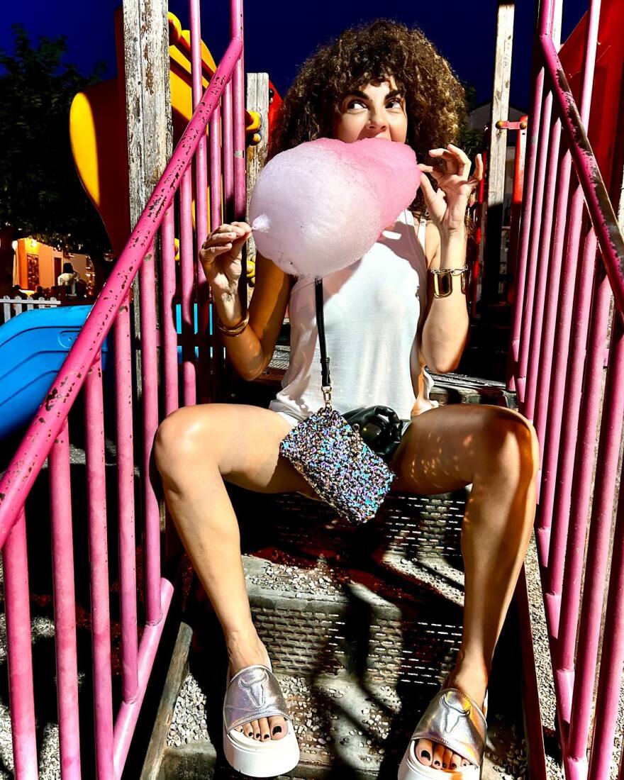 Μαρία Σολωμού: Καλωσόρισε τον Ιούλιο φορώντας την πετσέτα του μπάνιου της