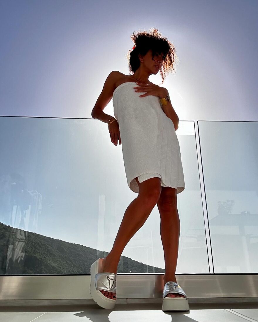 Μαρία Σολωμού: Καλωσόρισε τον Ιούλιο φορώντας την πετσέτα του μπάνιου της