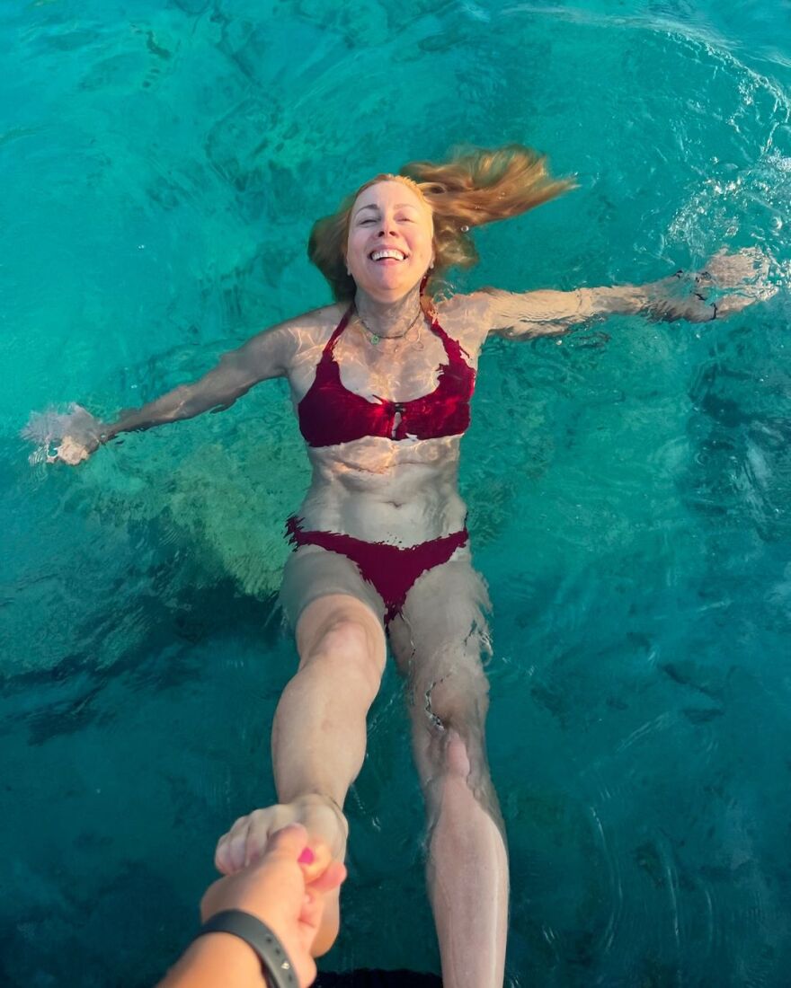 Σμαράγδα Καρύδη: Εύχεται «καλό μήνα» με φωτογραφίες από τις διακοπές της