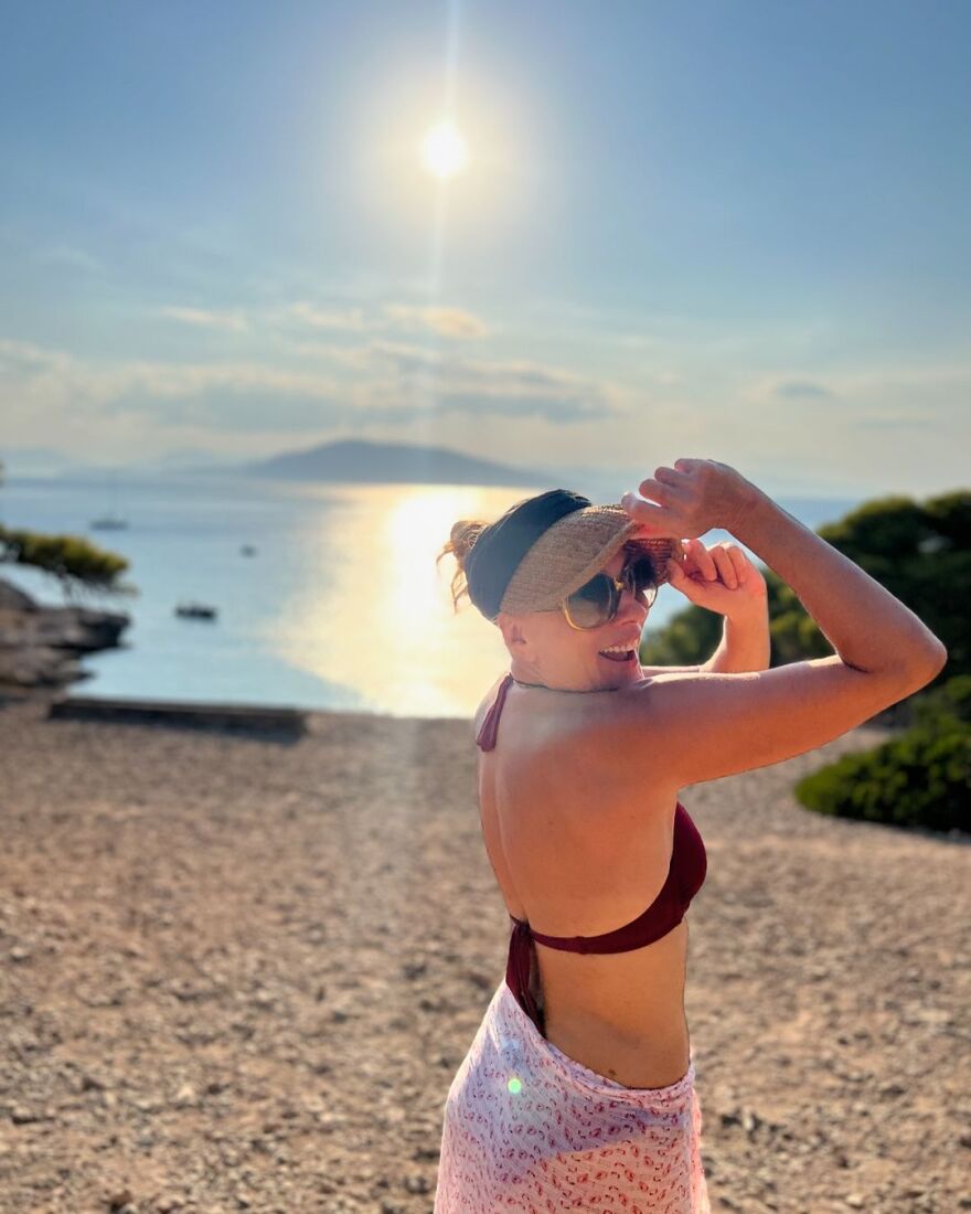 Σμαράγδα Καρύδη: Εύχεται «καλό μήνα» με φωτογραφίες από τις διακοπές της