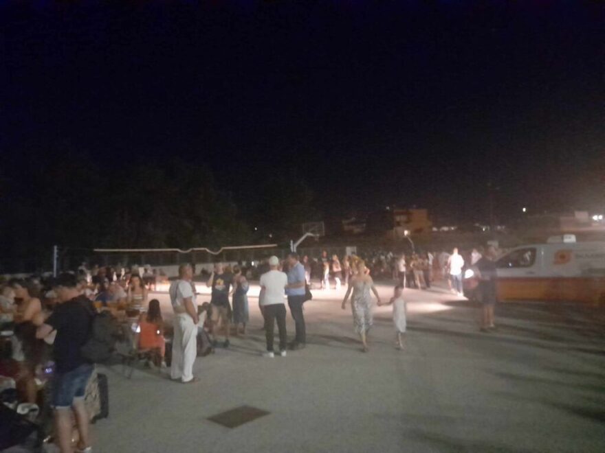 Φωτιά στην Κω: Σε γήπεδο και σχολεία μεταφέρθηκαν τουρίστες από ξενοδοχεία που εκκενώθηκαν