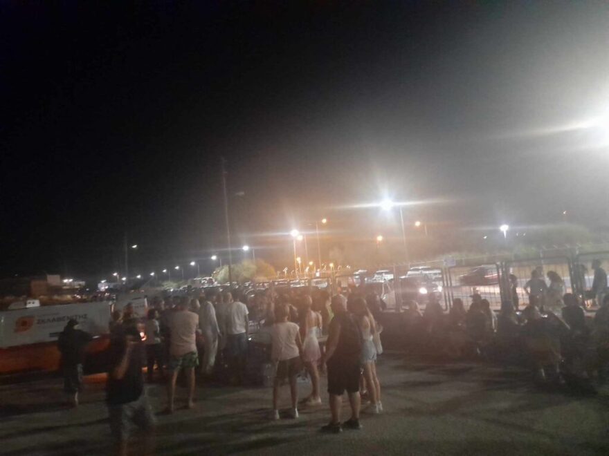 Φωτιά στην Κω: Σε γήπεδο και σχολεία μεταφέρθηκαν τουρίστες από ξενοδοχεία που εκκενώθηκαν