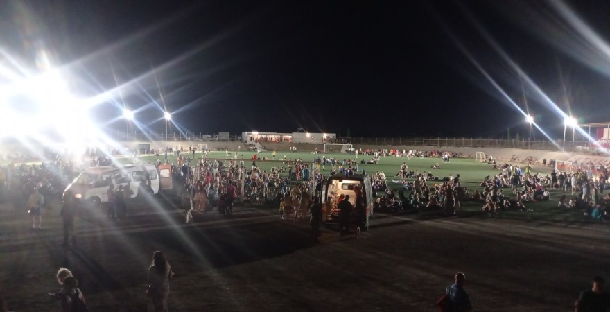 Φωτιά στην Κω: Σε γήπεδο και σχολεία μεταφέρθηκαν τουρίστες από ξενοδοχεία που εκκενώθηκαν