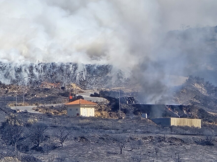 Φωτιές: Δύσκολη η κατάσταση στη Χίο, φούντωσε το μέτωπο στην Κω - Βίντεο & φωτογραφίες