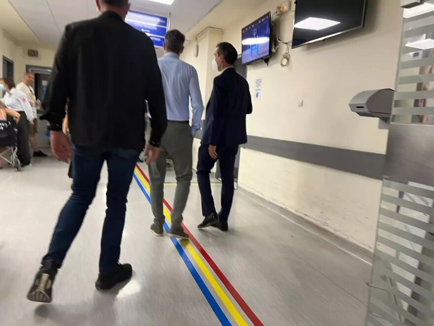 Η συντονισμένη επίθεση Σαμαρά και Καραμανλή και η αντίδραση της κυβέρνησης - Το μήνυμα Μητσοτάκη με την επίσκεψη στο Λαϊκό