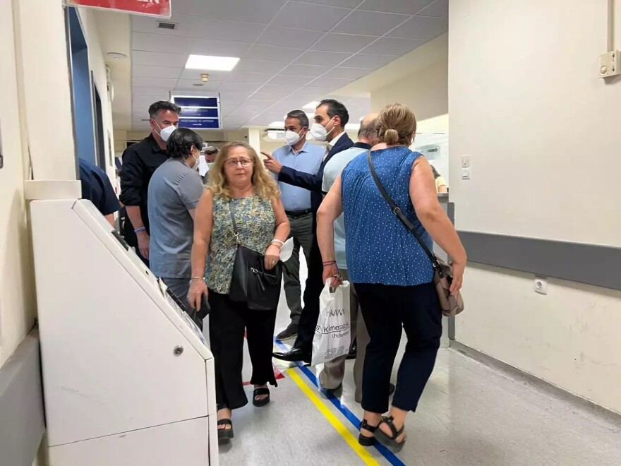 Η συντονισμένη επίθεση Σαμαρά και Καραμανλή και η αντίδραση της κυβέρνησης - Το μήνυμα Μητσοτάκη με την επίσκεψη στο Λαϊκό