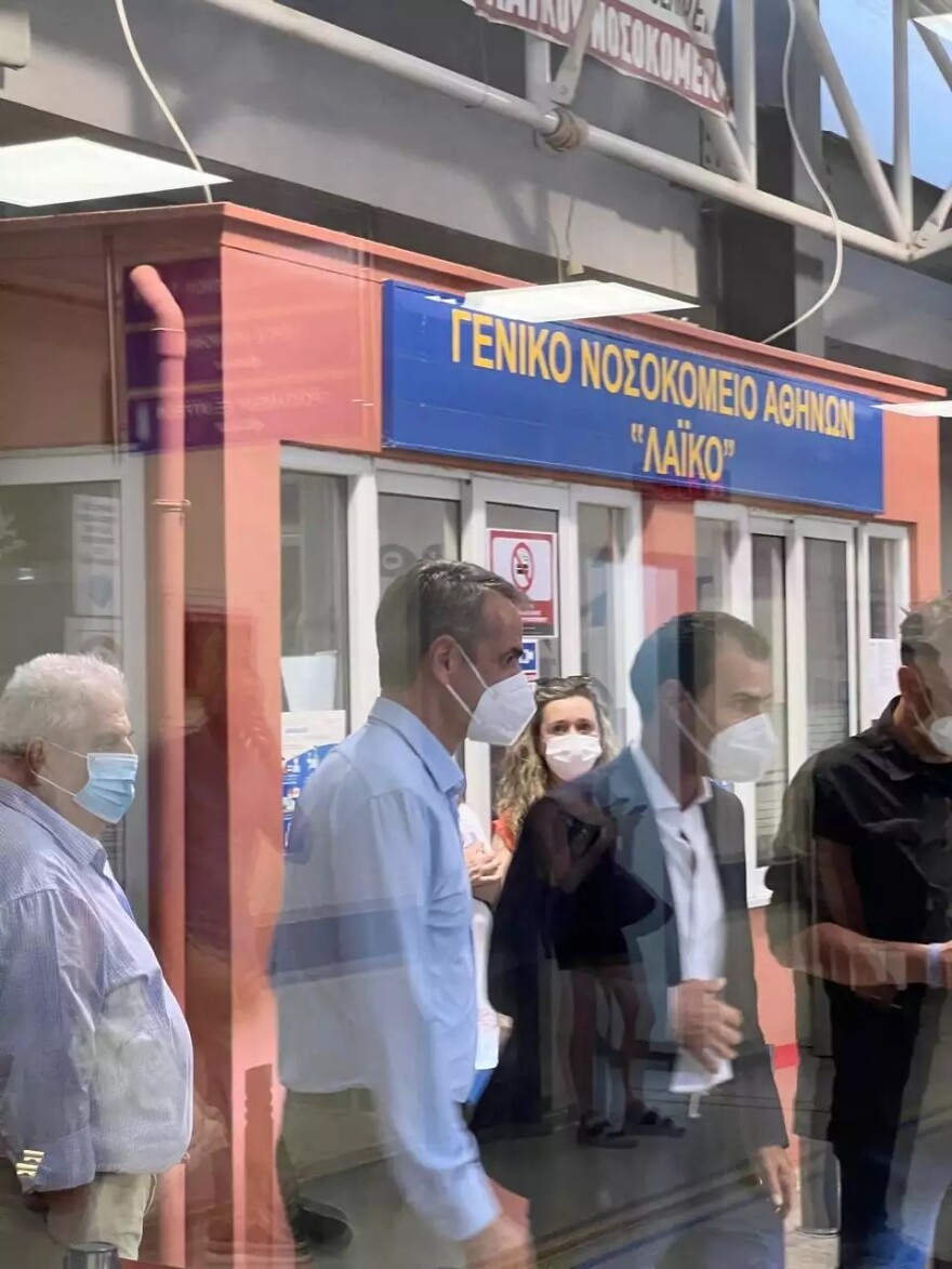 Η συντονισμένη επίθεση Σαμαρά και Καραμανλή και η αντίδραση της κυβέρνησης - Το μήνυμα Μητσοτάκη με την επίσκεψη στο Λαϊκό