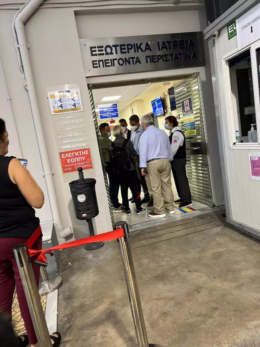 Η συντονισμένη επίθεση Σαμαρά και Καραμανλή και η αντίδραση της κυβέρνησης - Το μήνυμα Μητσοτάκη με την επίσκεψη στο Λαϊκό