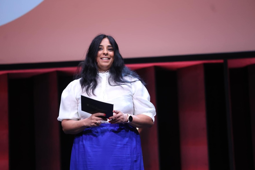 Νορβηγία: Ποια είναι η υπουργός που έδειξε το στήθος της πάνω στη σκηνή του Pride