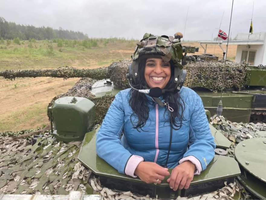 Νορβηγία: Ποια είναι η υπουργός που έδειξε το στήθος της πάνω στη σκηνή του Pride