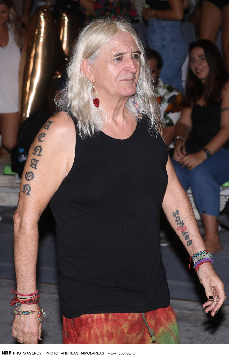 Νίκος Καρβέλας: Άνοιξε κανάλι στο Youtube και ζητά να γκρεμιστούν οι εκκλησίες για να καταπολεμηθεί η φτώχεια