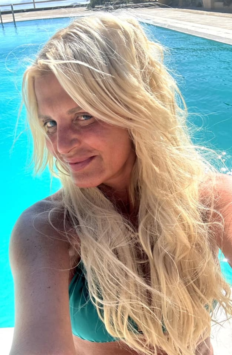 Μαρίνα Σταυράκη: Ποζάρει χωρίς φίλτρα και μακιγιάζ στις διακοπές της - Η ομορφιά και η ευτυχία πηγάζουν από την ψυχή μας, γράφει