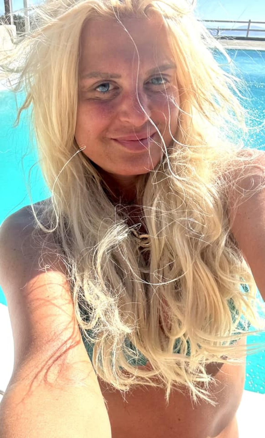 Μαρίνα Σταυράκη: Ποζάρει χωρίς φίλτρα και μακιγιάζ στις διακοπές της - Η ομορφιά και η ευτυχία πηγάζουν από την ψυχή μας, γράφει