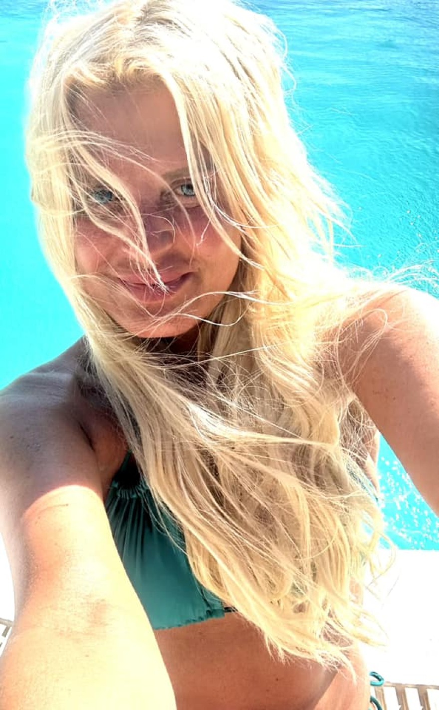 Μαρίνα Σταυράκη: Ποζάρει χωρίς φίλτρα και μακιγιάζ στις διακοπές της - Η ομορφιά και η ευτυχία πηγάζουν από την ψυχή μας, γράφει