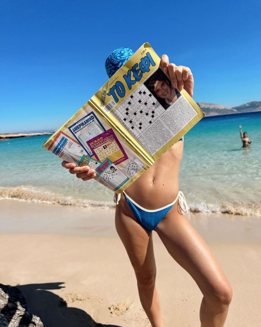 Κλέλια Ανδριoλάτου: Το ασπρόμαυρο βίντεο με την ηθοποιό να ποζάρει μέσα σε λευκό κορμάκι 