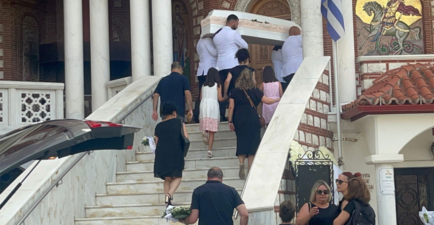 Χαλκιδική: Σπαραγμός στην κηδεία της 13χρονης που σκοτώθηκε από κεραυνό