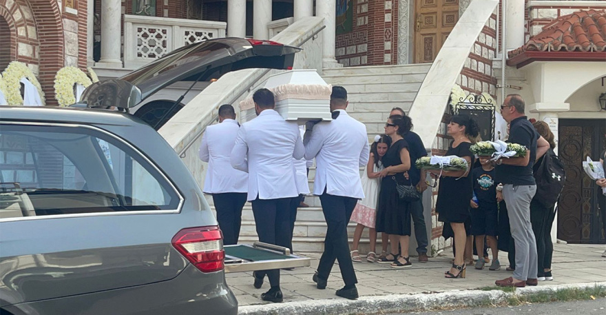 Χαλκιδική: Σπαραγμός στην κηδεία της 13χρονης που σκοτώθηκε από κεραυνό