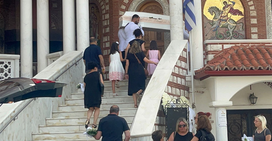 Χαλκιδική: Σπαραγμός στην κηδεία της 13χρονης που σκοτώθηκε από κεραυνό