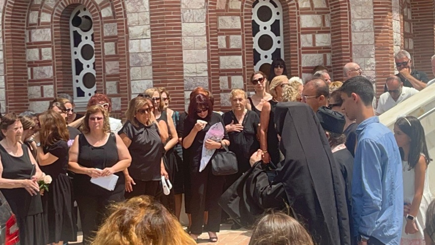 Χαλκιδική: Σπαραγμός στην κηδεία της 13χρονης που σκοτώθηκε από κεραυνό