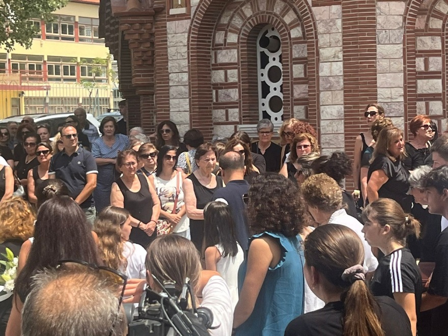 Χαλκιδική: Σπαραγμός στην κηδεία της 13χρονης που σκοτώθηκε από κεραυνό