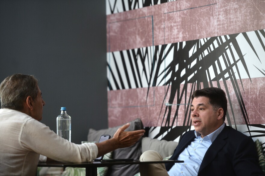 Τζορτζ Τσούνης στον Δανίκα: «Εμείς, οι ΗΠΑ, στεκόμαστε δίπλα στην Ελλάδα ό,τι κι αν συμβεί»