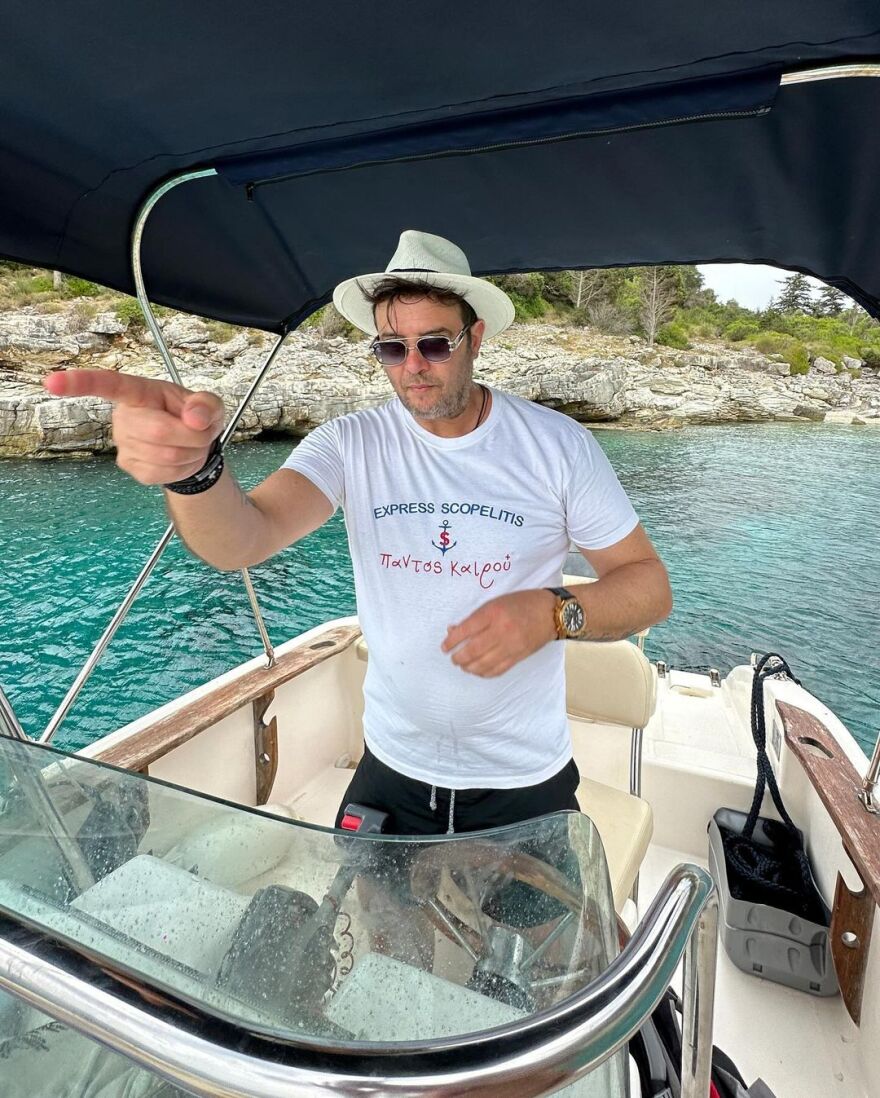 Λάμπης Λιβιεράτος: Κάνει διακοπές με τις κόρες του - Οι φωτογραφίες στο σκάφος 