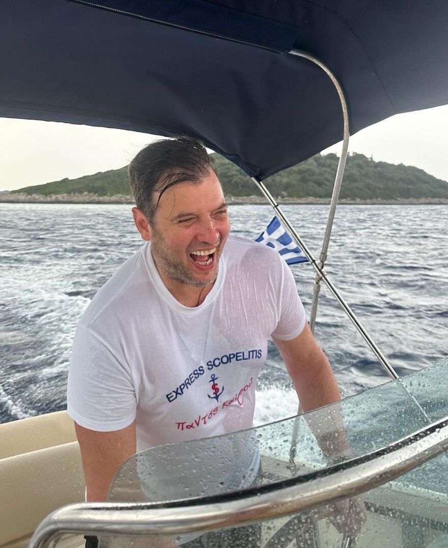 Λάμπης Λιβιεράτος: Κάνει διακοπές με τις κόρες του - Οι φωτογραφίες στο σκάφος 