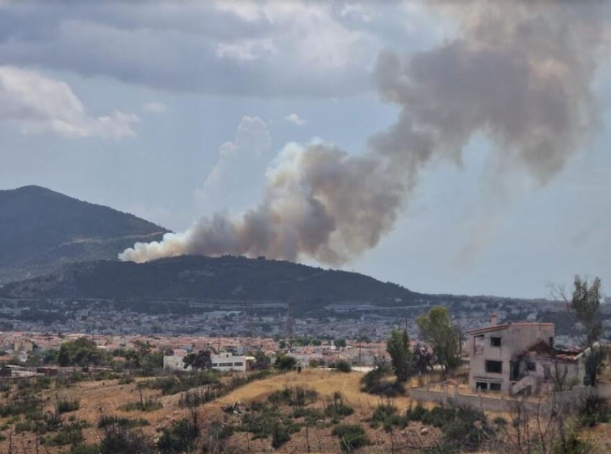 Φωτιά στα Γλυκά Νερά: Τέσσερις προσαγωγές - Εξετάζεται αν ξέσπασε μετά από πτώση drone