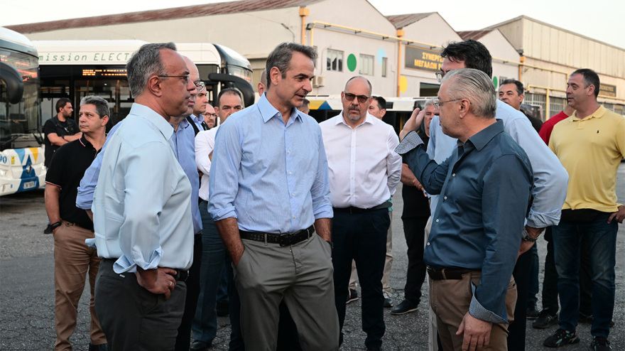 Κυριάκος Μητσοτάκης: Επίσκεψη στο αμαξοστάσιο της ΟΣΥ - Μέχρι το τέλος του 2025 θα κυκλοφορούν 900 νέα λεωφορεία
