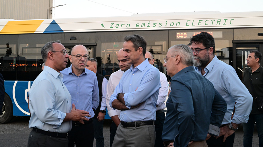 Κυριάκος Μητσοτάκης: Επίσκεψη στο αμαξοστάσιο της ΟΣΥ - Μέχρι το τέλος του 2025 θα κυκλοφορούν 900 νέα λεωφορεία